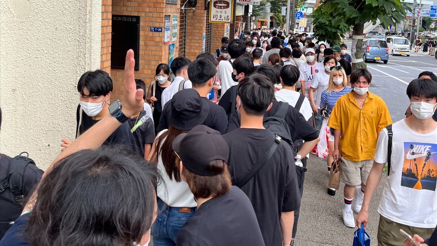 Les supporters attendent avant l'entraînement du PSG au Japon. Les supporters attendent avant l'entraînement du PSG au Japon.