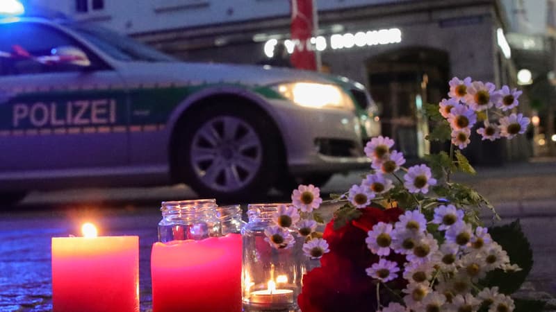 Des fleurs et des bougies en hommage aux victimes de l'attaque qui a fait trois morts et cinq blessés vendredi 25 juin dans le sud de l'Allemagne.