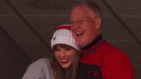 Taylor Swift avec son père, le 17 décembre 2023 lors d'un match des Kansas City Chiefs