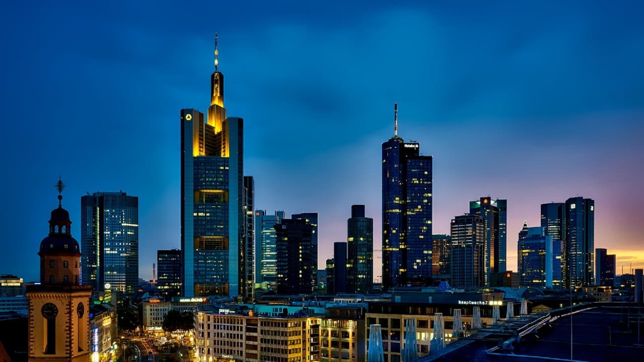 La ville de Francfort au crépuscule (Allemagne)