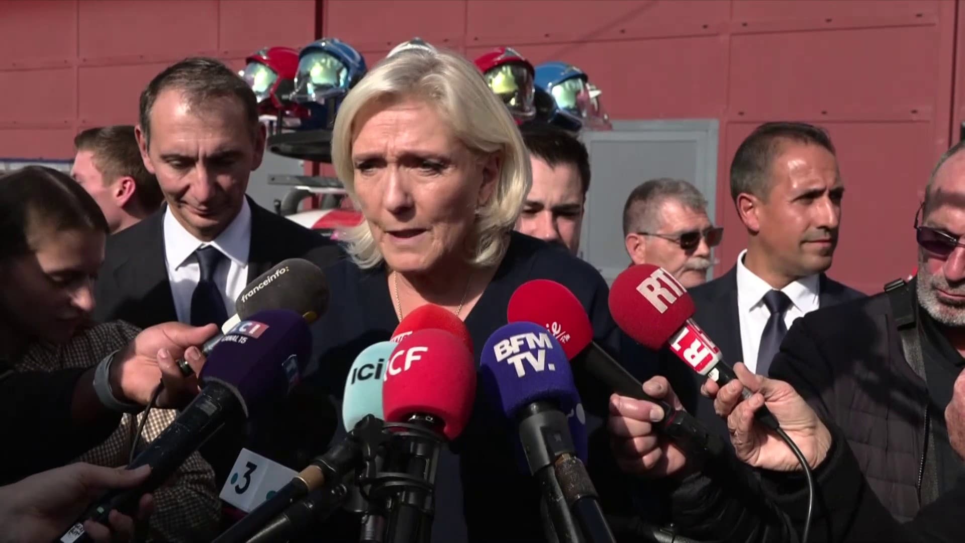 UN "SPECTACLE DÉPLORABLE": MARINE LE PEN FUSTIGE UNE "RÉUNION DE MARCHANDS DE TAPIS" À L'ÉLYSÉE