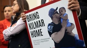 Un membre du Congressional Hispanic Caucus tient une photo de Kilmar Abrego Garcia lors d'une conférence de presse sur l'arrestation et l'expulsion de Kilmar Abrego Garcia au Cannon House Office Building, le 9 avril 2025 à Washington DC (États-Unis).