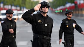 Des membres du Raid défilent ce mardi 14 juillet sur les Champs-Elysées