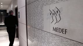 Le logo du Medef dans les locaux de l'organisation patronale, à Paris.