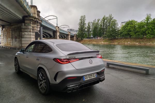 Ce Mercedes-AMG GLC Coupé 63S E Performance vu de trois quarts arrière, avec son allure sportive façon coupé.