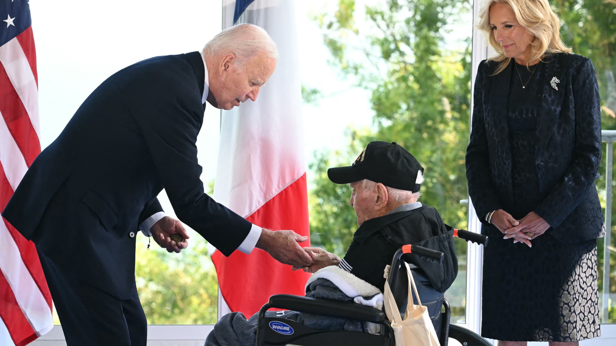 Joe Biden salue un vétéran au cimetière américain de Colleville-sur-Mer, le 6 juin 2024 Joe Biden salue un vétéran au cimetière américain de Colleville-sur-Mer, le 6 juin 2024