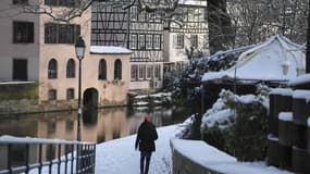 Un marcheur à Strasbourg sous la neige, le 15 janvier 2021 (PHOTO D'ILLUSTRATION).