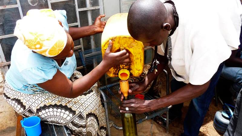 Approvisionnement en essence vendredi à Bamako au lendemain d'un coup d'Etat militaire. Selon des témoignages d'habitants, le pain et le carburant ont commencé à manquer vendredi dans la capitale malienne où des militaires putschistes pillent des stations