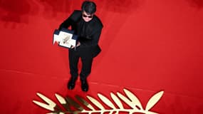 Le réalisateur iranien Jafar Panahi avec sa Palme d'or pour le film "Un simple accident", le 24 mai 2025
