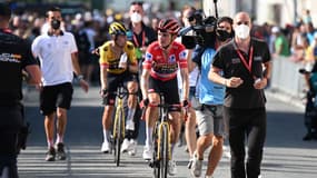 Les coureurs de la Jumbo-Visma Sepp Kuss et Primoz Roglic (en arrière plan) après l'arrivée de 15e étape du Tour d'Espagne, le 10 septembre 2023