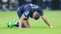 Kylian Mbappé à terre en marge de PSG-Dortmund le 7 mai 2024