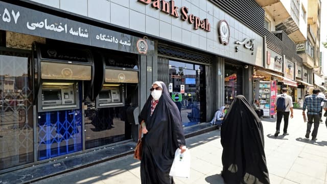 Des passants dans une rue de Téhéran