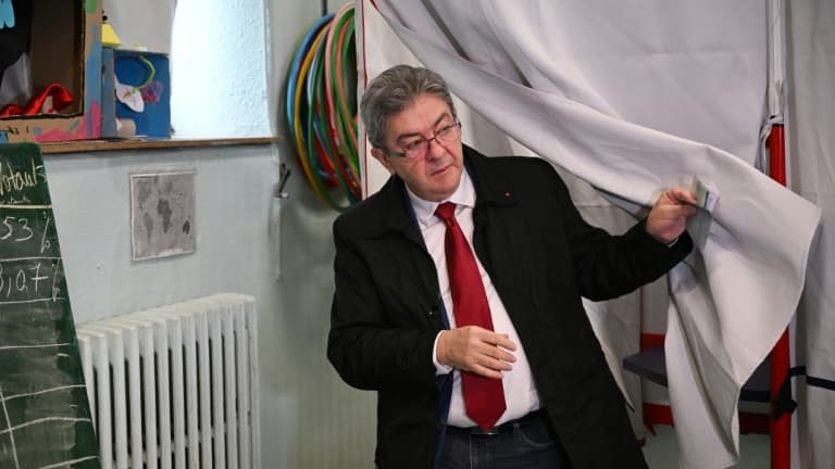 L'Insoumis Jean-Luc Mélenchon vote, le 24 avril 2022 à Marseille