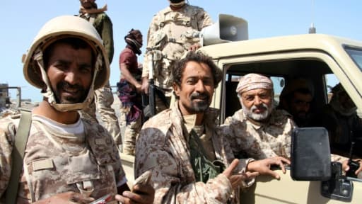 Le général Ahmad Saif Al Yafii (D), l'un des plus hauts responsables de l'armée yéménite, pris en photo le 9 février 2017 à Mokha (sud-ouest), a été tué par un tir de missile