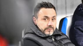 Roberto De Zerbi le regard perdu pendant un match de l'OM, le 25 novembre 2025