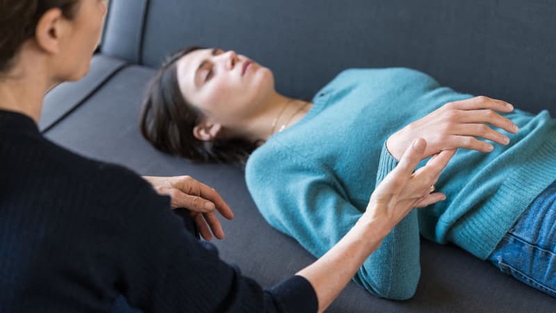 "L'être humain peut s'éloigner de son corps": l'hypnose médicale, tabou persistant ou véritable outil de guérison?