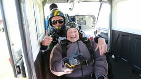 Rut Larsson s'apprêtant à sauter en parachute en tandem