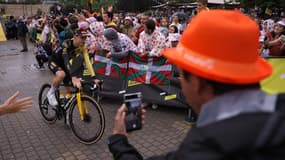 Jonas Vingegaard sous la pluie de Bilbao lors de la présentation des équipes du Tour le 29 juin 2023