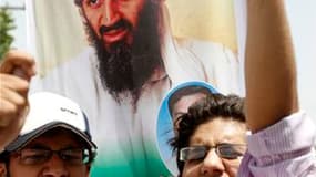 Manifestants scandant des slogans anti-américains à Multan, au Pakistan. Deux jours après la mort d'Oussama ben Laden, nombreux sont ceux qui continuent de s'interroger sur l'opération commando américaine qui a conduit à la disparition du chef d'Al Qaïda,