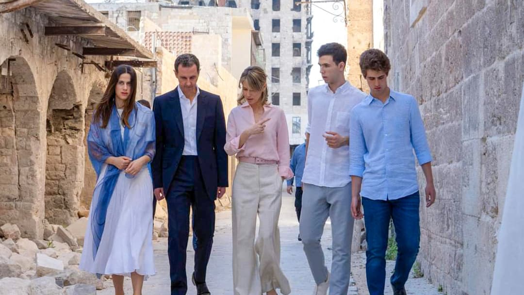 Une photo publiée par la présidence syrienne le 8 juillet 2022 montre le président syrien Bachar al-Assad et Asma al-Assad marchant avec leurs enfants, Hafez, Karim et Zein, dans la ville d'Alep, au nord de la Syrie.