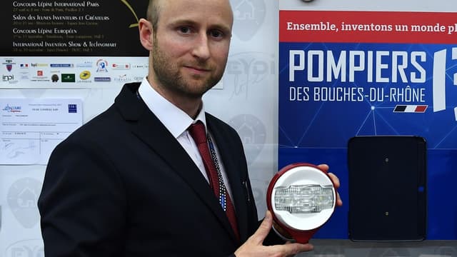 La balise, qui doit être placée sur le mur de l'habitation donnant sur la route, émet des flashs lumineux visibles à 10 km qui permettent aux secours de repérer rapidement le lieu du sinistre.