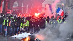 Des "gilets jaunes" lors d'une manifestation à Bordeaux, le 15 décembre 2018