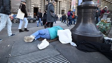 Une personne sans-abri dans la rue à Paris, aux abords du palais du Louvre.