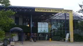 Entrée principale du campus de Bron de l'université Lumière Lyon II.