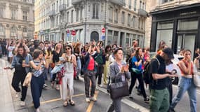 Les personnes participant à la manifestation se sont rassemblées à la place des Terreaux. 