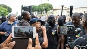 Des membres du collectif des "500 frères" manifestent le 7 avril 2017 devant la préfecture de Cayenne en Guyane 