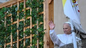 Le pape Léon XIV salue le peuple depuis la terrasse du domaine papal d'été où il arrive pour un séjour de deux semaines à Castel Gandolfo, le 6 juillet 2025.