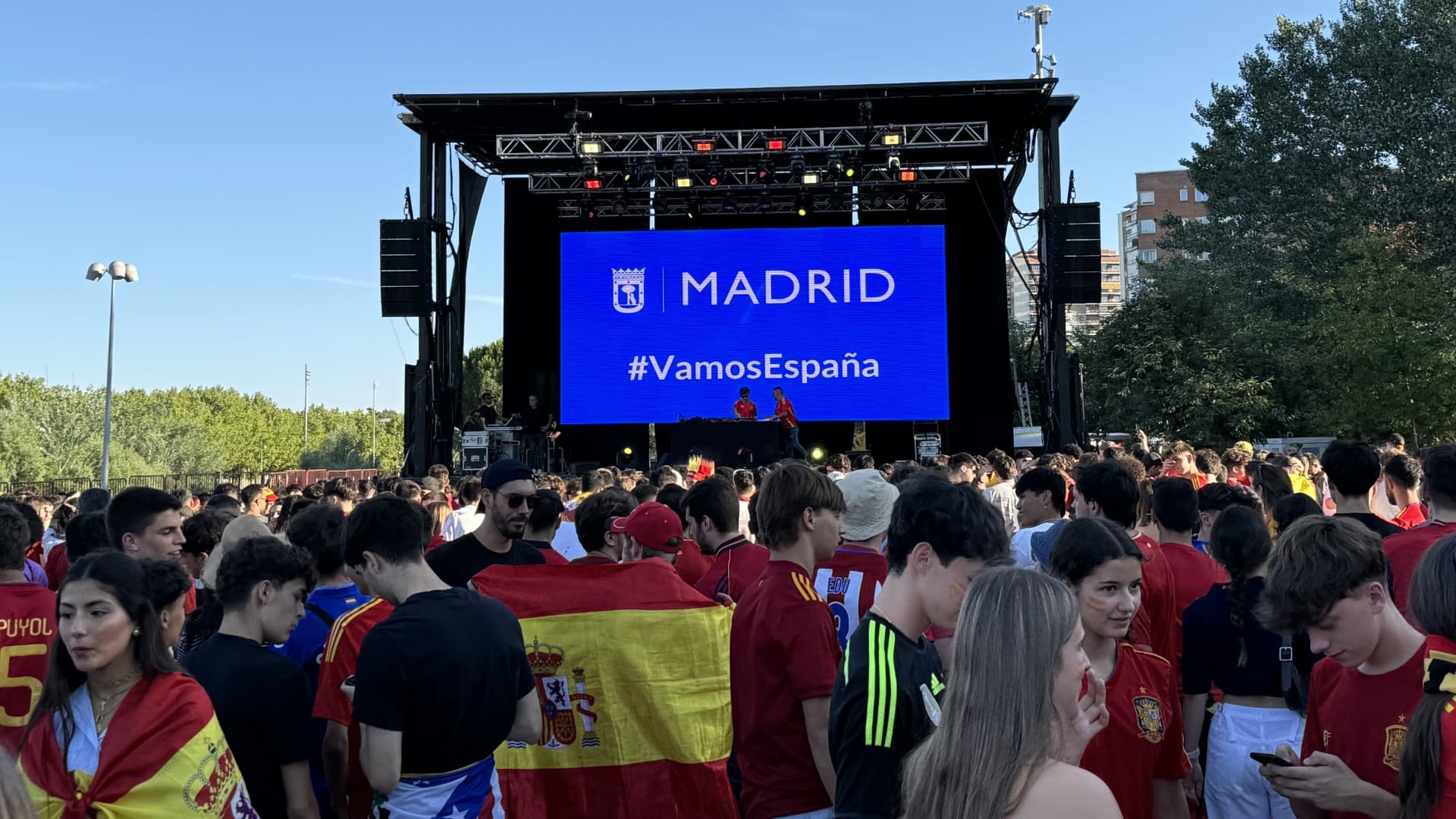 Les supporteurs espagnols se massent devant un écran géant à Madrid