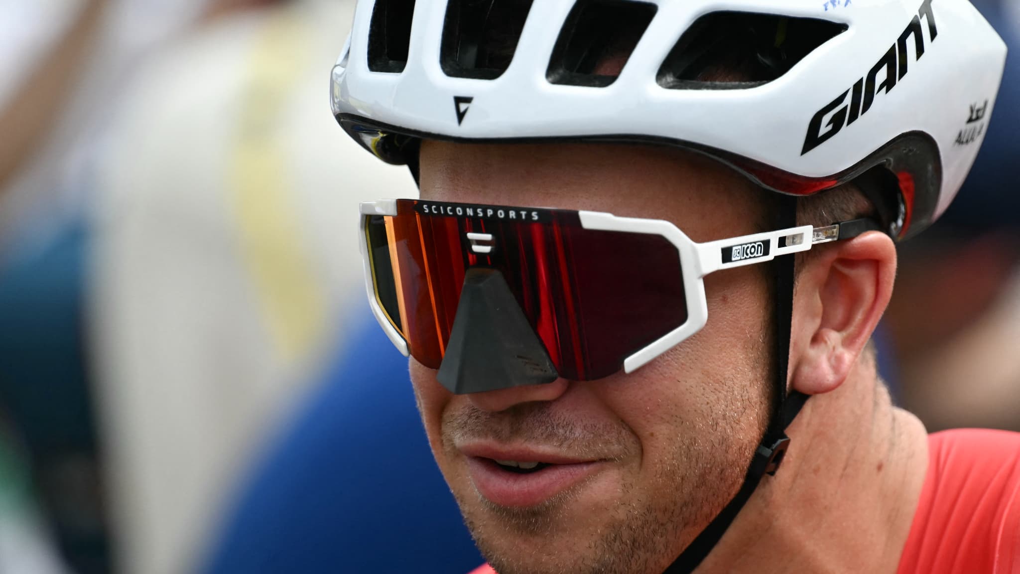Avec ses lunettes "Batman", Dylan Groenewegen a remporté la 6e étape du Tour de France, le 04/07/2024
