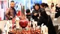 Des clientes choisissent des produits cosmétiques dans un supermarché de la ville de Huai'an, dans la province du Jiangsu, à l'est de la Chine, le 7 mars 2026.
