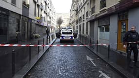 L'homme abattu jeudi devant un commissariat du 18 arrondissement de Paris était "armé d'un couteau et d'un dispositif pouvant être un gilet explosif" et aurait crié "Allah Akbar" - Jeudi 7 janvier 2016