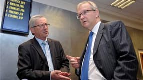 Le Premier ministre luxembourgeois et président de l'Eurogroupe Jean-Claude Juncker (à gauche), en compagnie du commissaire européen aux Affaires économiques et monétaires Olli Rehn. Selon Juncker, les ministres des Finances de la zone euro ont finalisé l