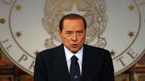 Silvio Berlusconi affirme que la remise en cause d'une partie de son immunité par la Cour constitutionnelle italienne jeudi n'est pas de nature à affecter le fonctionnement de son gouvernement ou à provoquer des élections législatives anticipées. /Photo d