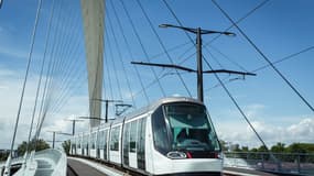 Le tramway Citadis d’Alstom traversant le pont Beatus – Rhenanus à Strasbourg