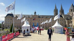 Un village olympique installé devant l'Hôtel de ville de Caen (Calvados), le dimanche 14 juillet 2024.