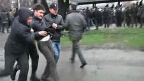 Des manifestants arrêtés par la police à Bichkek, capitale du Kirghizistan. De nouveaux coups de feu ont éclaté mercredi dans cette ville où des affrontements entre forces de l'ordre et opposants au président Kourmanbek Bakiev ont fait au moins cinq morts