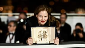La réalisatrice Justine Triet après avoir remporté la Palme d'Or pour le film "Anatomie d'une Chute" lors de la cérémonie de clôture du Festival de Cannes, le 27 mai 2023