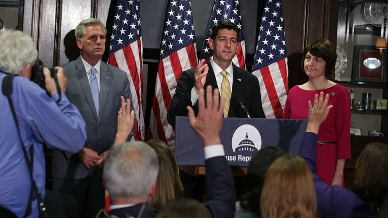 Kevin McCarthy (à gauche) et Paul Ryan (au centre). 