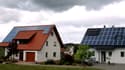 Panneaux solaires sur des maisons (illustration)