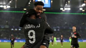 La joie du Canadien Jonathan David et de l'Anglais Angel Gomes, auteurs chacun d'un but, lors de la victoire de Lille, 3-1 sur le terrain de Wolfsbourg, lors de la 6e journée du groupe G de la Ligue des Champions, le 8 décembre 2021