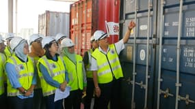 La ministre de l'Environnement Malaisienne Yeo Bee Yin inspecte un conteneur de déchets plastiques avant son renvoi, le 20 janvier 2020