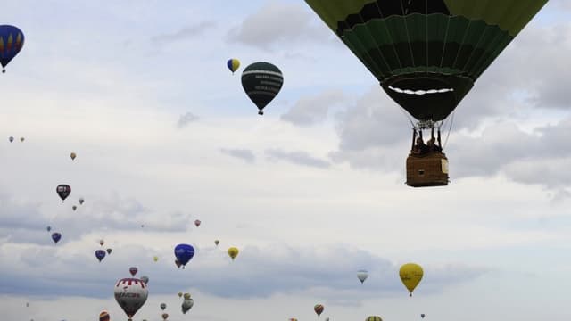 456 montgolfières ont décollé en ligne à Chambley en Meurthe-et-Moselle, lors du plus grand rassemblement en la matière.