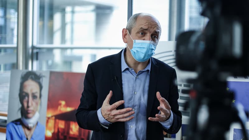 Pierre Larrouturou répond aux questions de la presse au Parlement européen, à Bruxelles (Belgique), le 28 octobre 2020.