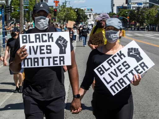 Des manifestants anti-racisme portant des masques de protection lors d'une marche à Los Angeles le 7 juin 2020 Des manifestants anti-racisme portant des masques de protection lors d'une marche à Los Angeles le 7 juin 2020