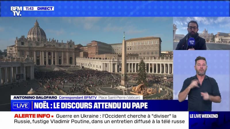 Les fidèles attendent le discours de Noël du Pape sur la place Saint-Pierre