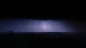 ILLUSTRATION - Une vue du département du Pas-de-Calais alors que la foudre frappe lors d'un orage à Souchez, dans le nord de la France, le 25 juin 2025.